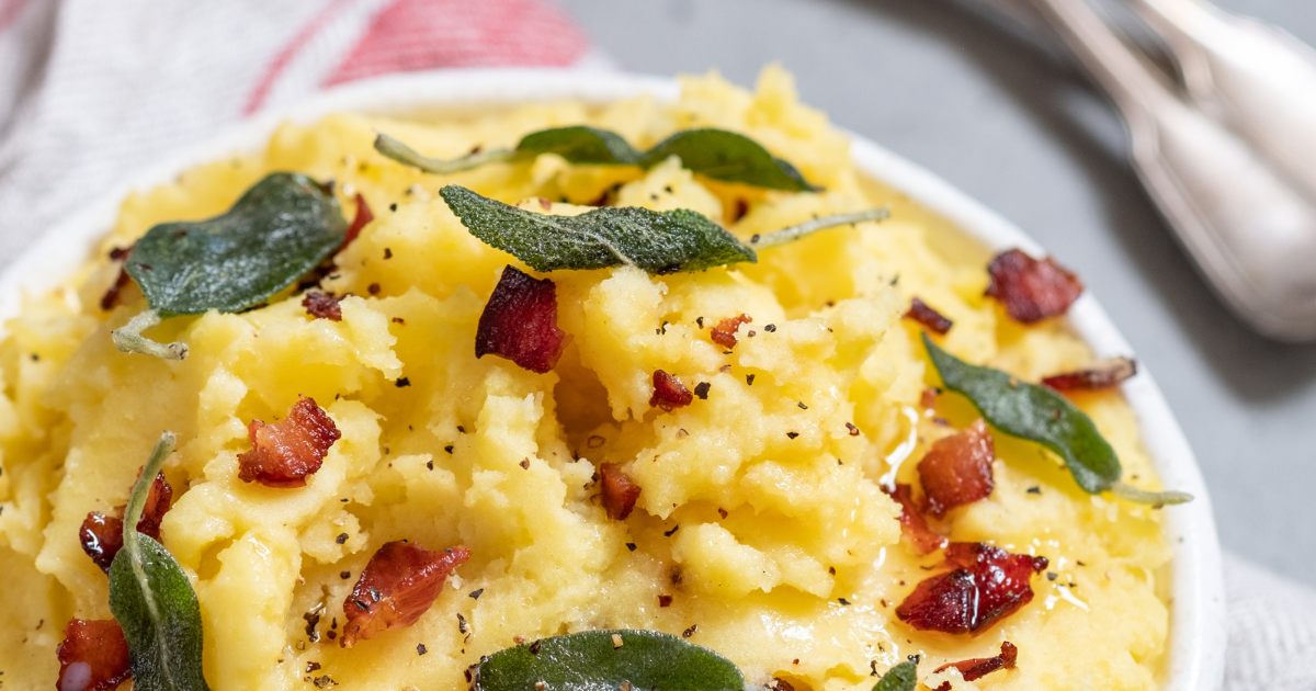 Descobri o segredo do purê perfeito: batata, bacon e parmesão!