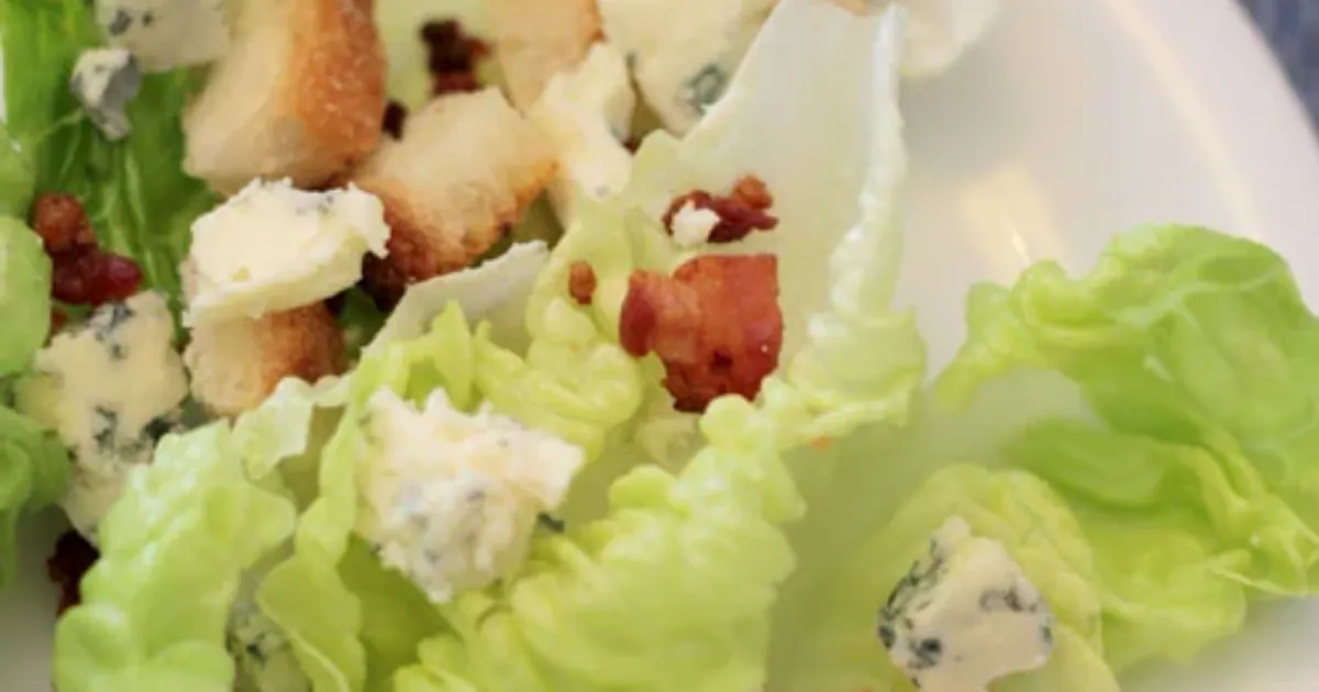 Descobri o sabor único da Salada Refrescante com Roquefort e Bacon