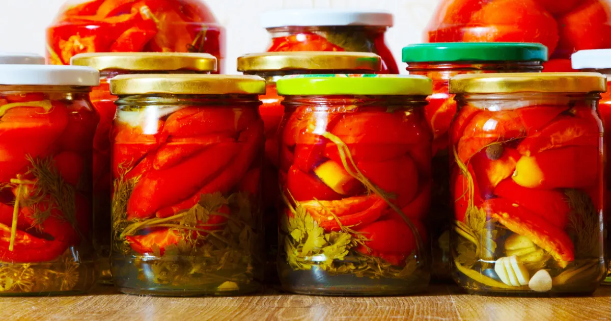 Aprenda comigo a preparar tomates marinados irresistíveis, ideais para aprimorar saladas e antepastos. Sabor e...