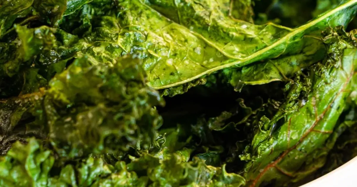 Aprenda a transformar a couve em um snack delicioso e saudável. Siga minha receita simples...