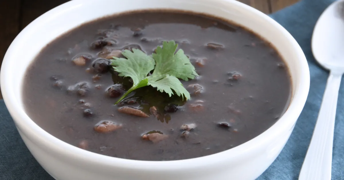 Descobrindo o Sabor: Meu Encontro com o Caldinho de Feijão