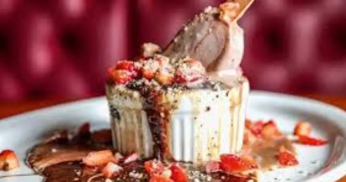 Descobrindo o Sabor: Meu Encontro com o Grand Gateau de Frutas Vermelhas