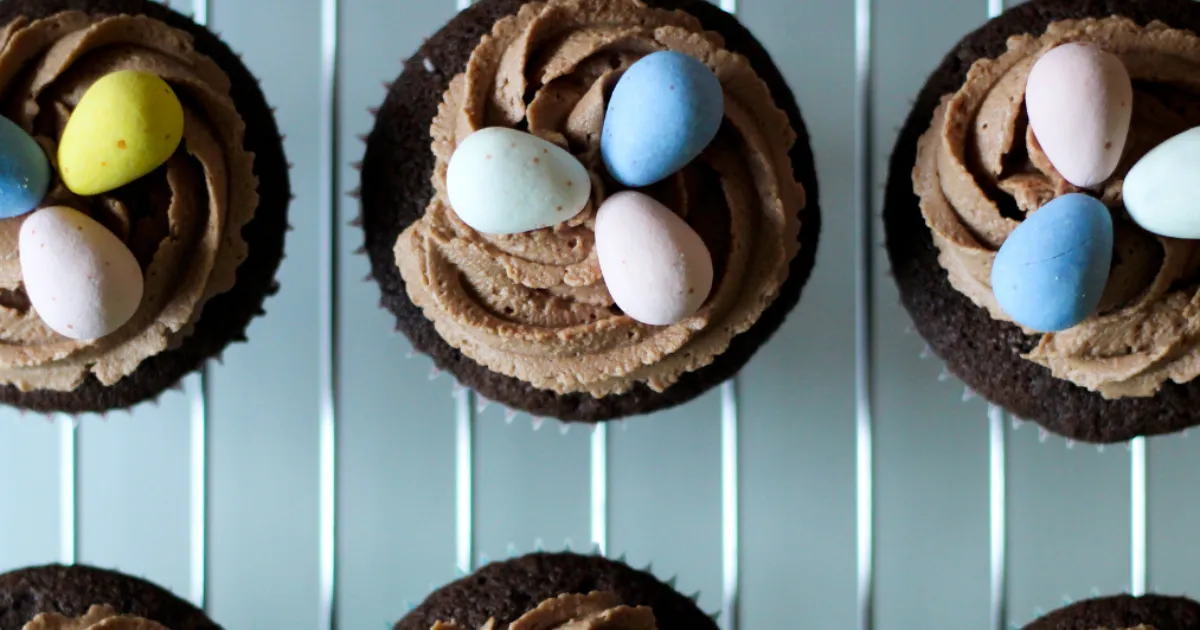 Descobrindo Sabores: Meu Cupcake de Páscoa com Ninho de Chocolate