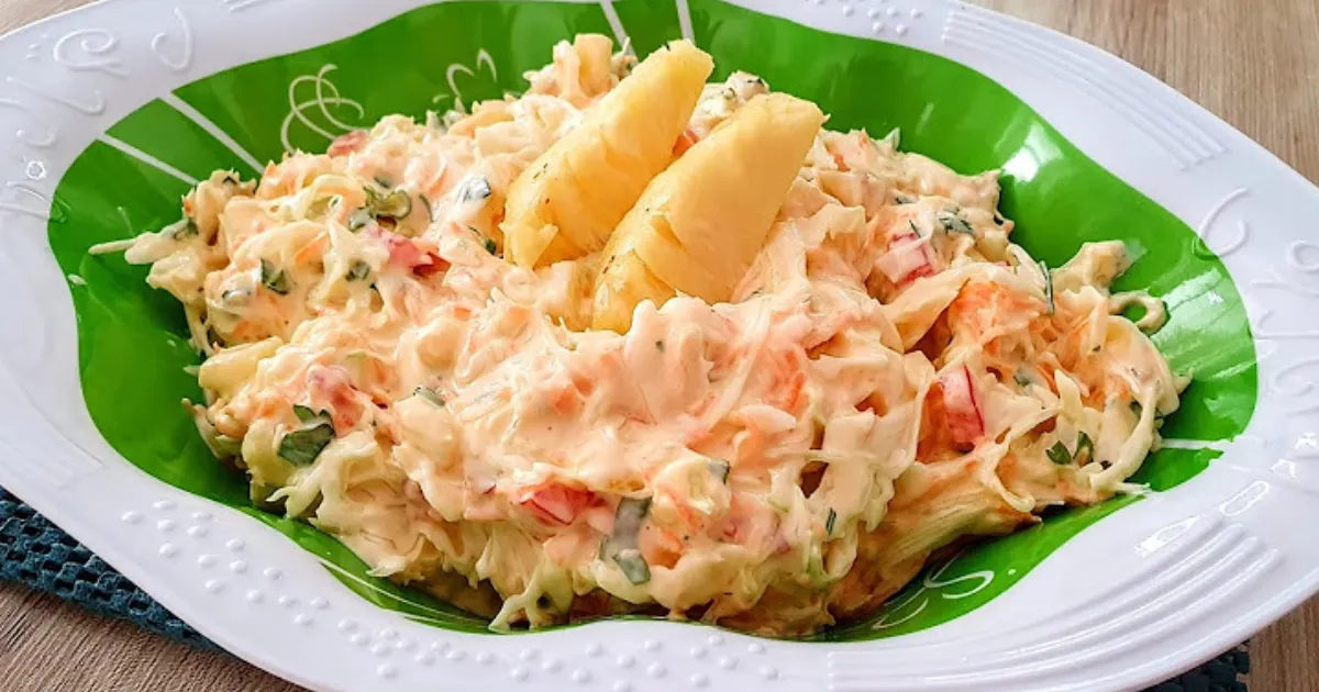 Experimente a combinação perfeita de doce e crocante na Salada de Repolho e Abacaxi, ideal...