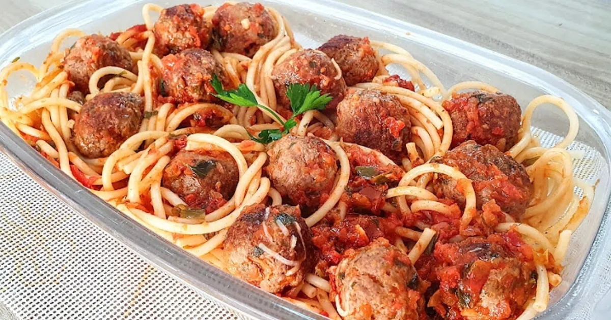 Descobrindo o Sabor: Como Fiz um Macarrão com Almôndegas Irresistível