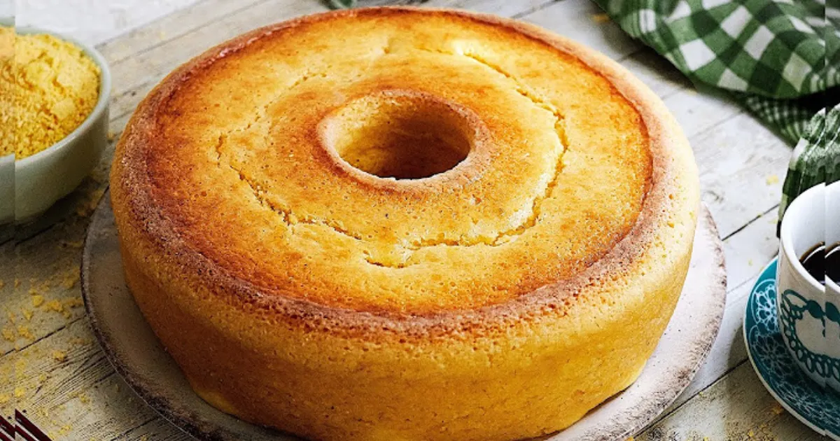 Bolo de farinha de milho com queijo canastra