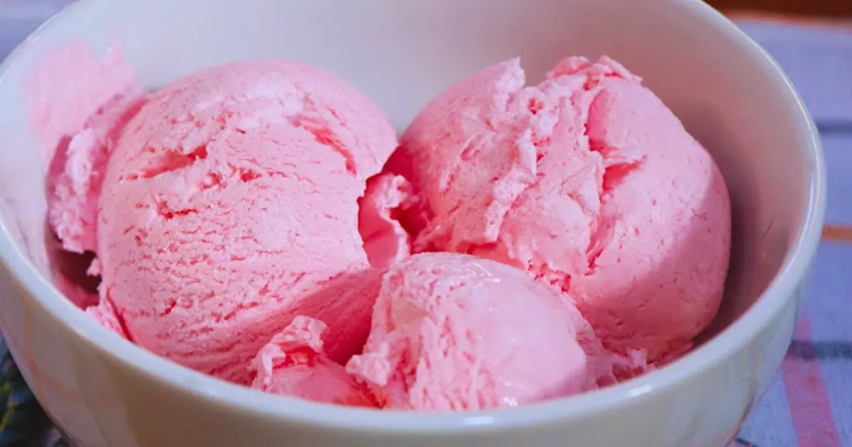 Descobri a receita de sorvete de gelatina que faz 3 litros!