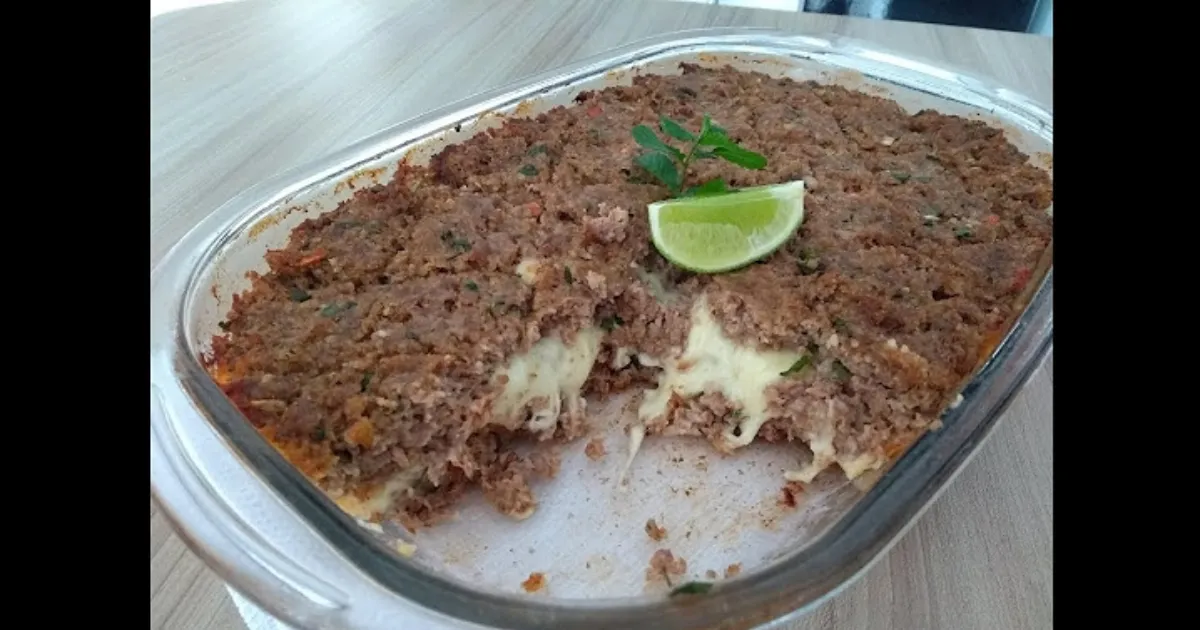 Descobri o sabor irresistível do kibe de forno com recheio de queijo