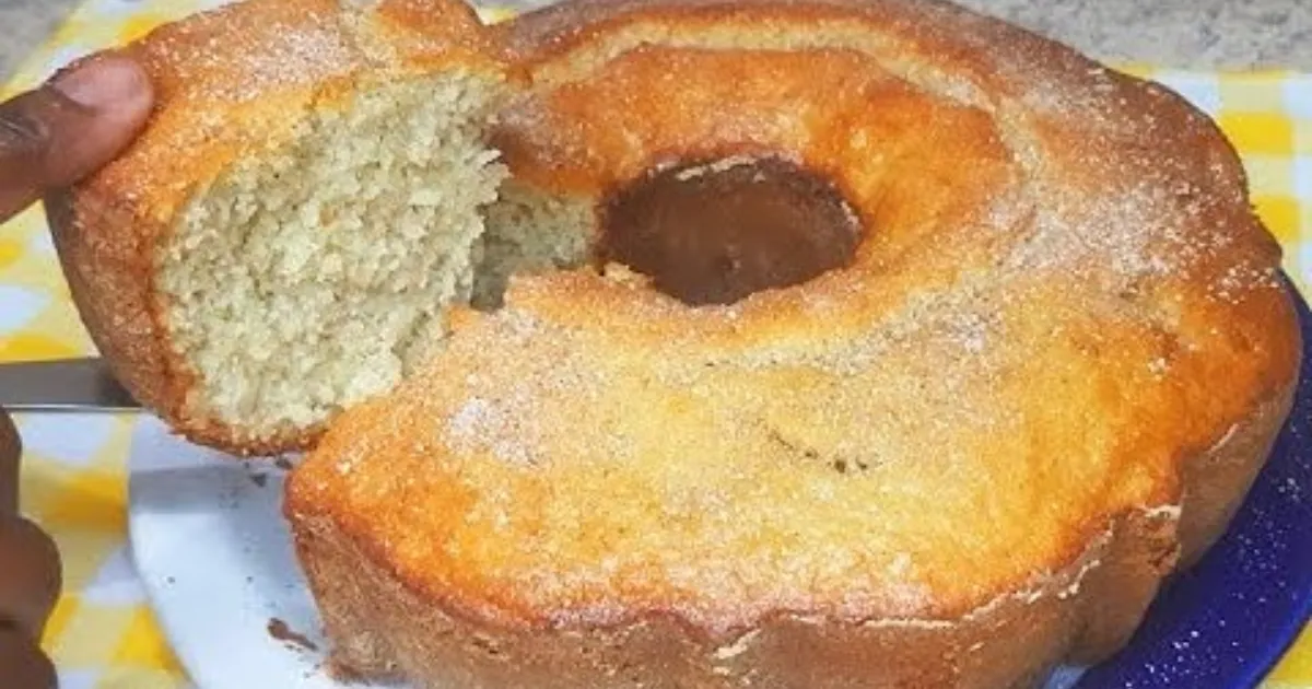 Aprenda a preparar um Bolo de Banana incrível sem usar batedeira ou liquidificador. Rápido, fácil...