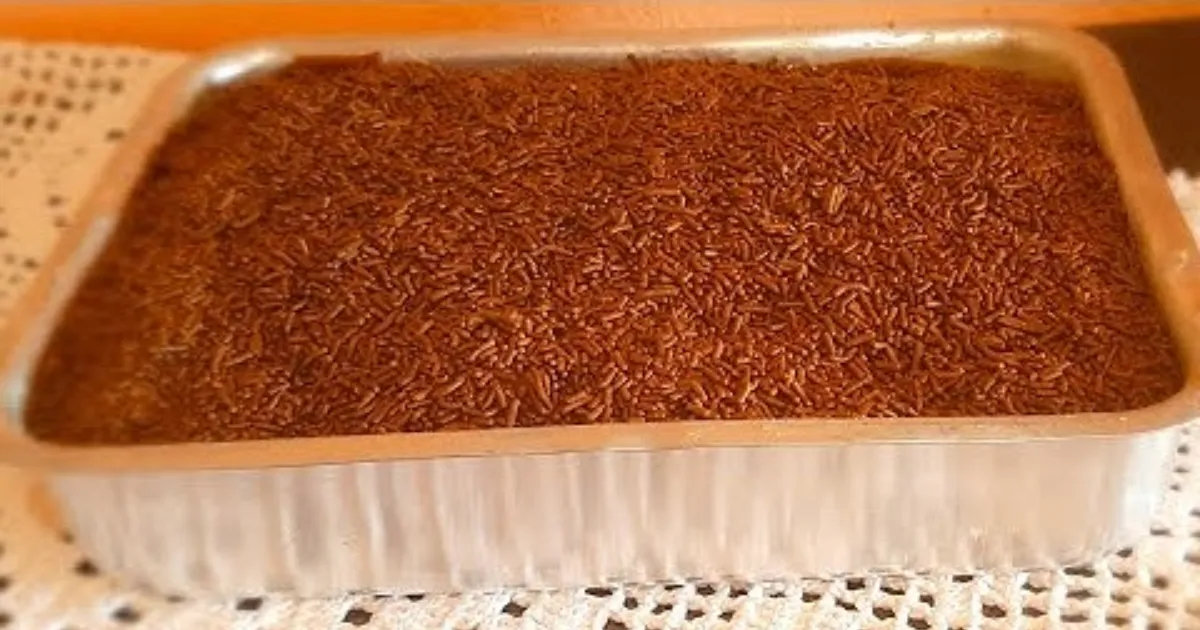 Aprenda como fazer um bolo de chocolate simples, mas surpreendentemente fofo e saboroso. Perfeito para...