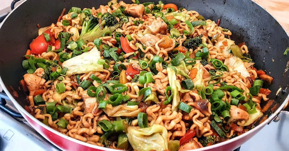 Aprenda comigo a preparar um delicioso Yakisoba Caseiro em passos simples. Ideal para iniciantes na...