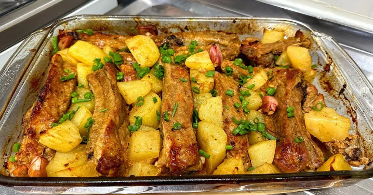 Saboreando minha especialidade: Costelinha de porco assada com batatas!
