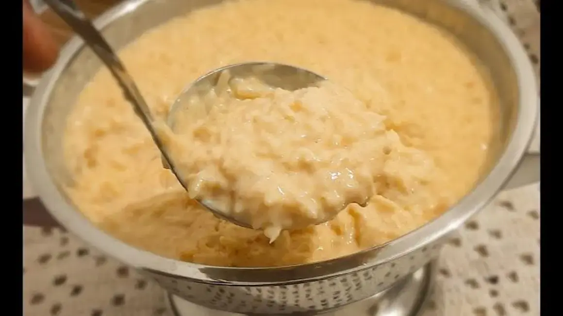 Receita de Arroz Doce Cremoso com Doce de Leite Cozido para Saborear com a Família