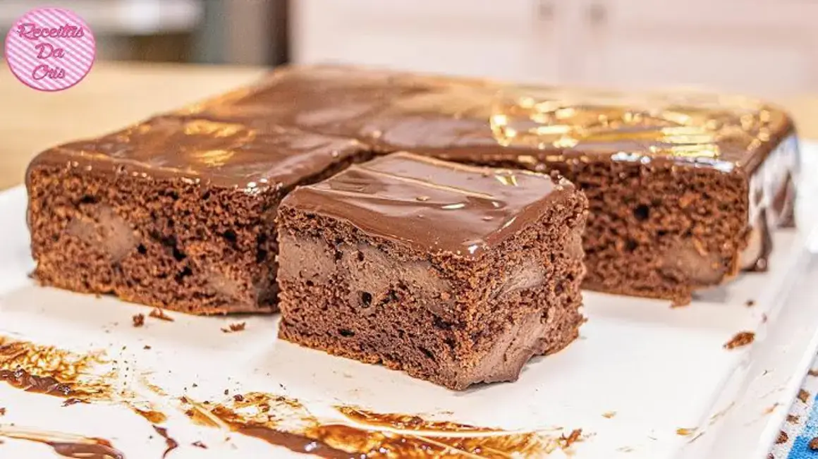 Receita de Bolo Bomba Cremoso de Chocolate que Impressiona em Cada Garfada