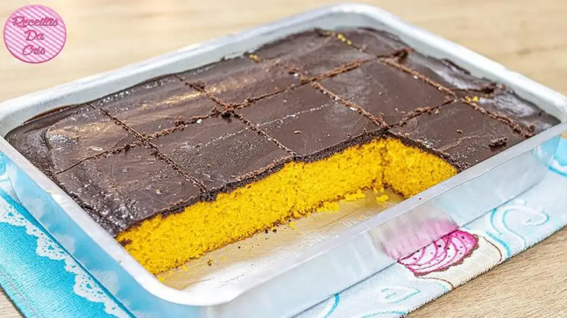 Receita de Bolo de Cenoura Fofo com Cobertura Durinha Super Fácil e Delicioso