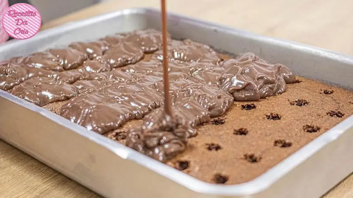 Receita de Bolo de Chocolate com Cobertura Cremosa de Brigadeiro de Liquidificador