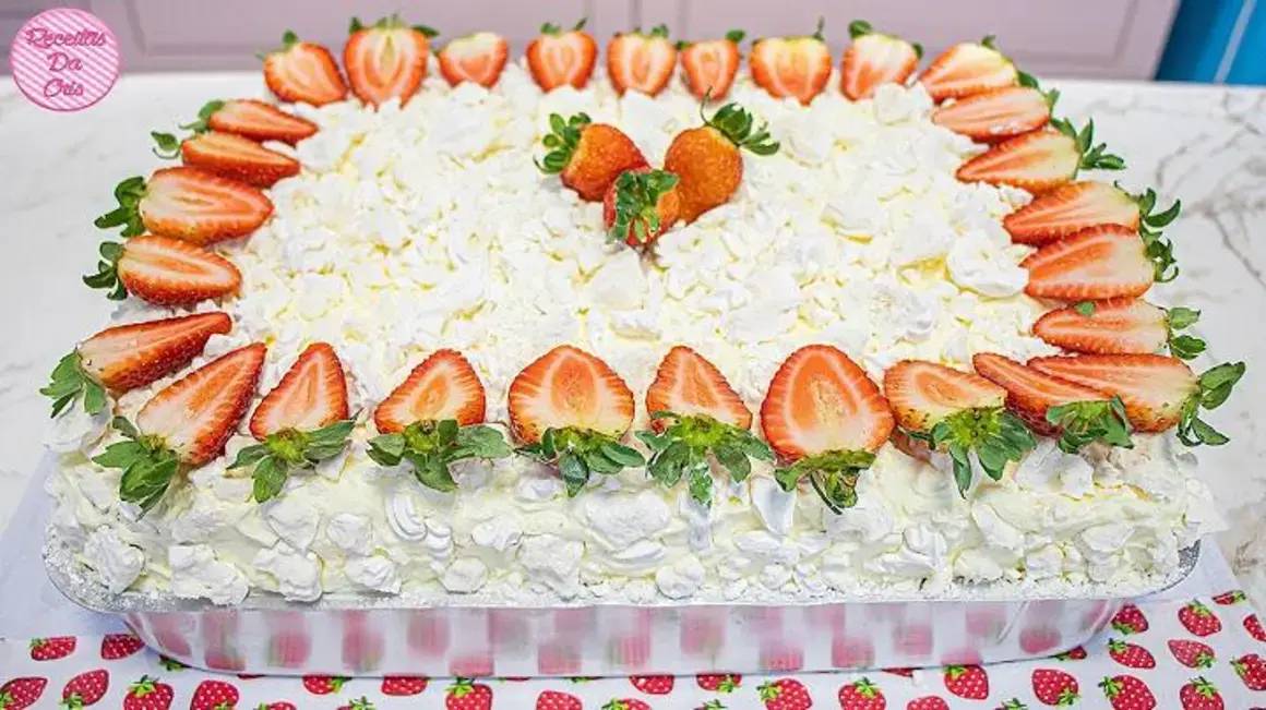 Receita de Bolo de Morango Simples e Delicioso para Iniciantes na Cozinha