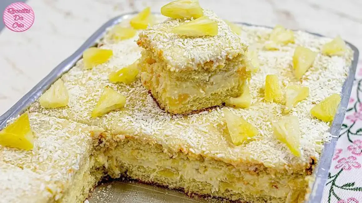 Receita de Bolo Gelado de Abacaxi com Creme e Coco para Saborear em Qualquer Ocasião