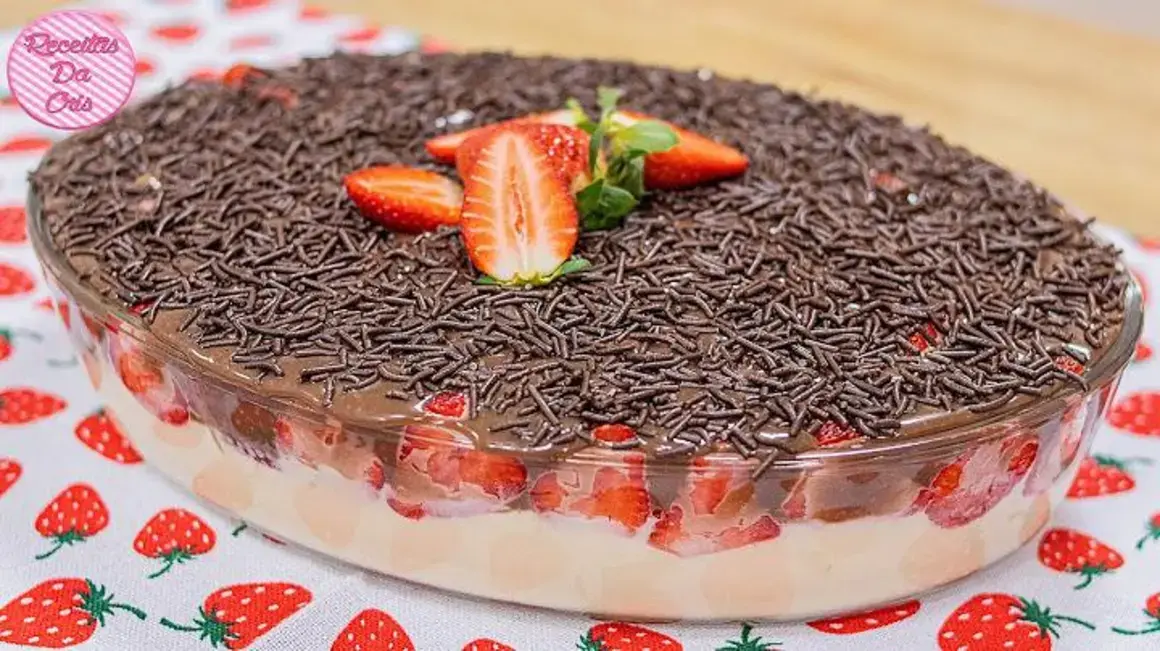 Receita de Gelado de Creme e Brigadeiro com Morangos na Travessa para Encantar