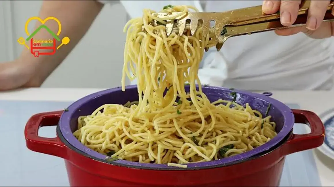 Receita de Macarrão Alho e Óleo Sequinho que Nunca Sobra Aqui em Casa!