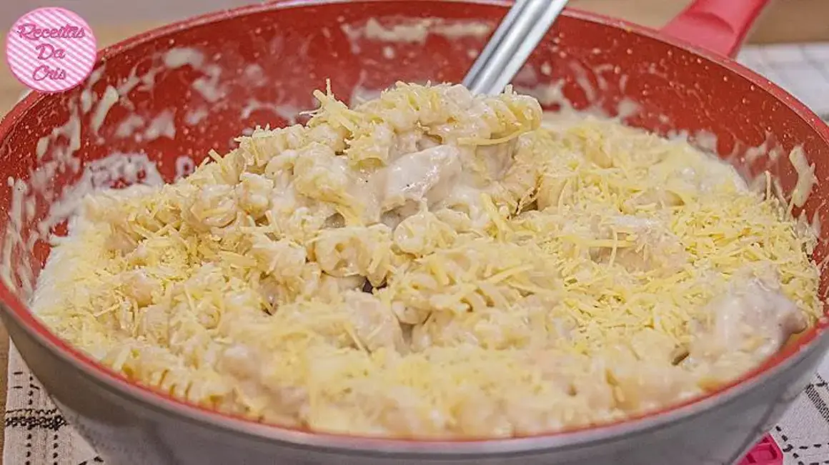 Receita de Macarrão com Frango ao Molho Branco: Prato Fácil e Rápido para Você