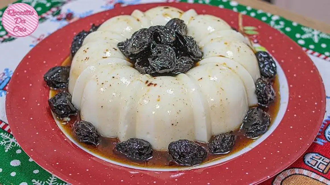 Receita de Manjar de Coco Cremoso com Deliciosa Calda de Ameixas para o Natal