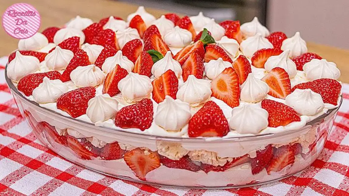 Receita de Merengue de Ninho com Morangos e Suspiros para o Natal