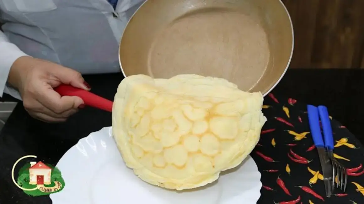 Receita de Pão de Queijo de Frigideira Recheado para Saborear com a Família