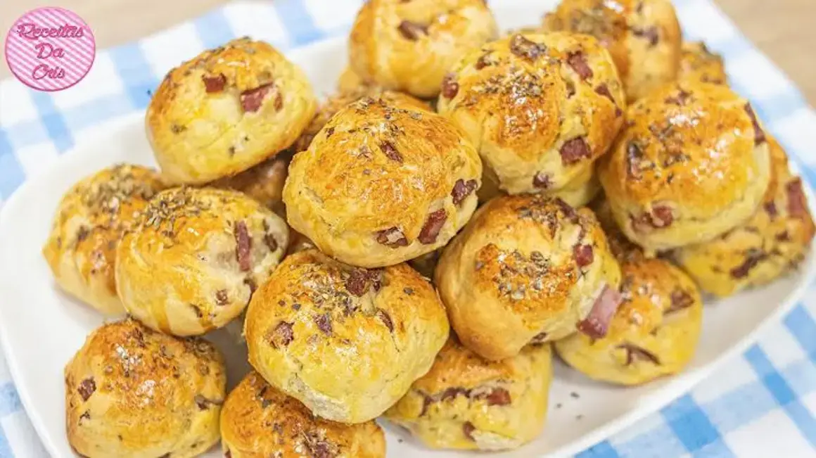 Receita de Pãozinho de Calabresa Rápido e Fácil: Delícia Sem Esperar Crescer