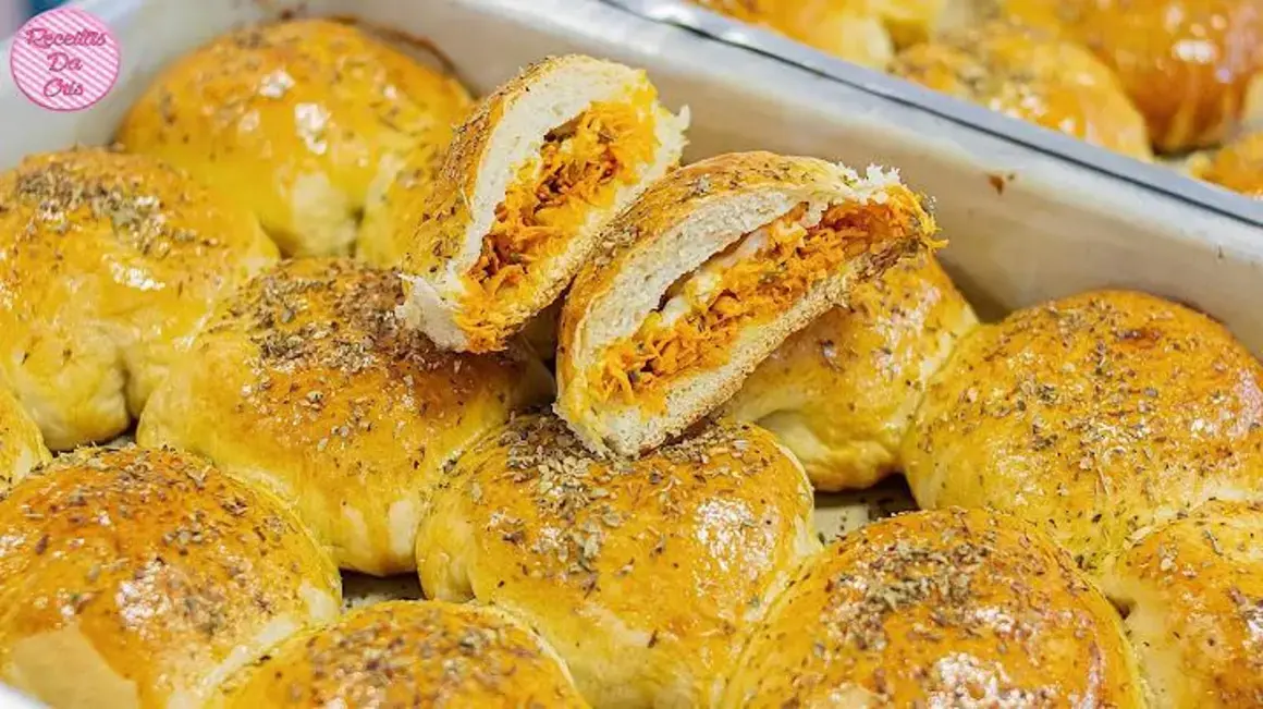 Receita de Pãozinho Recheado de Frango com Catupiry Fácil e Deliciosa para o Seu Almoço
