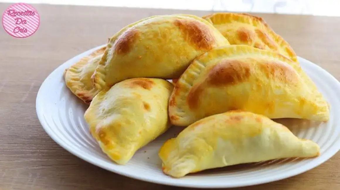 Receita de Pastel Assado com Recheio de Frango Gostoso e Prático de Fazer