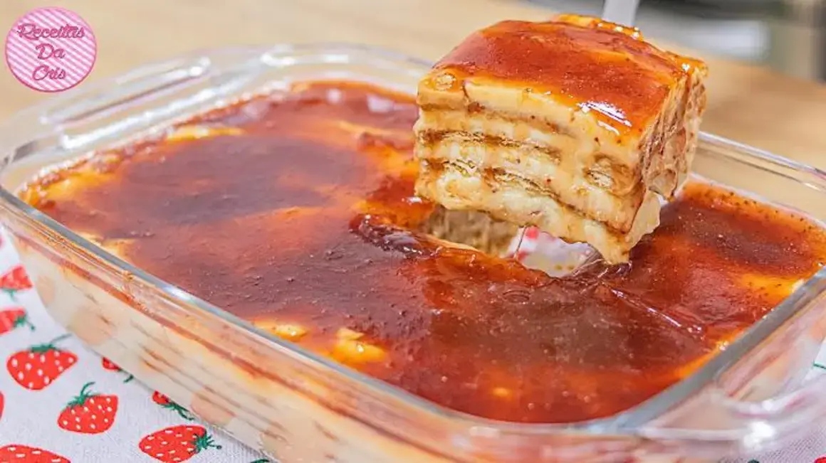 Receita de Pavê Fácil de Creme com Cobertura de Geleia de Morango Delicioso