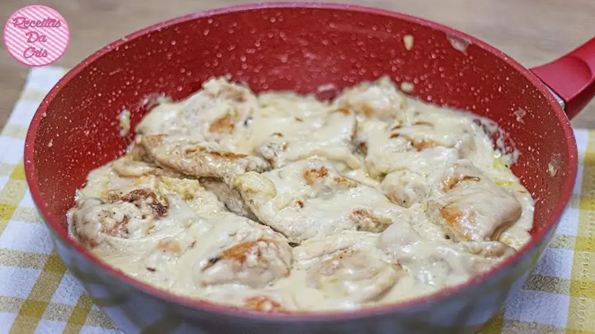 Receita de Peito de Frango Cremoso com Molho Branco em Uma Panela Só