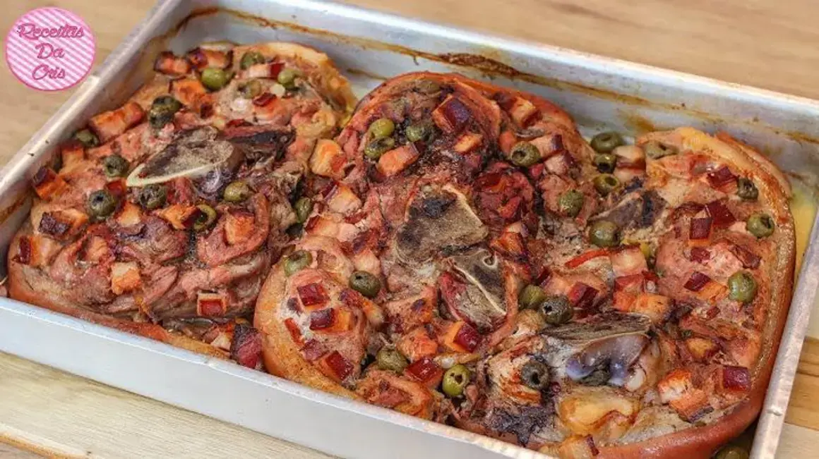 Receita de Pernil Suíno Fatiado com Bacon Assado para um Natal Delicioso