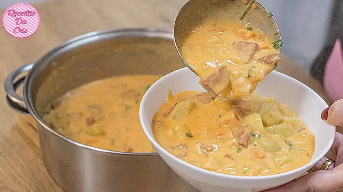 Receita de Sopa Cremosa de Calabresa com Legumes e Macarrão Para Aquecer o Inverno