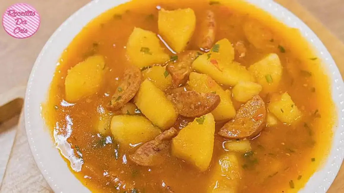 Receita de Sopa de Mandioca com Calabresa Para Aquecer o Seu Inverno em Uma Panela Só