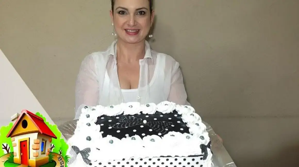 Receita de Bolo de Chantilly com Aplicação de Papel Arroz para Decoração Fácil e Linda