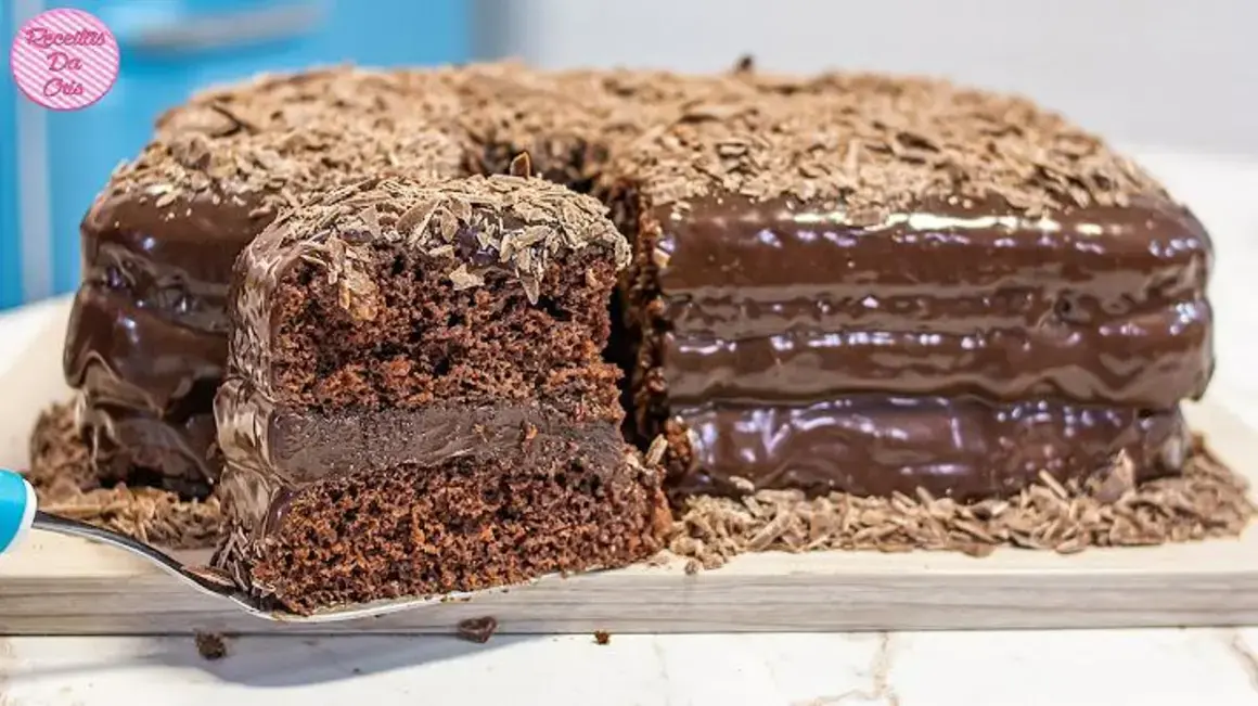 Receita de Bolo de Chocolate Molhadinho dos Sonhos: Simples e Econômico!