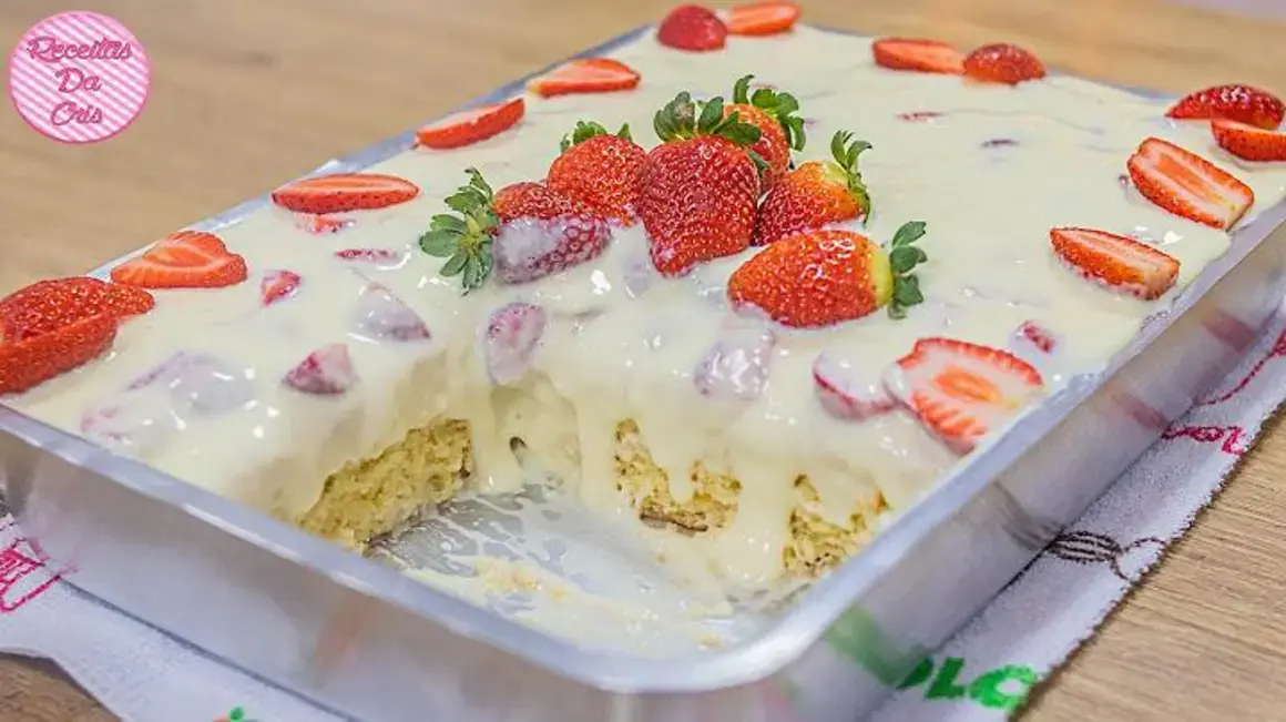 Receita de Bolo de Creme com Morangos na Forma: Uma Delícia Fácil de Fazer