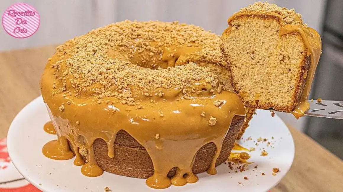 Receita de Bolo de Paçoca com Cobertura Cremosa de Doce de Leite para Festa Junina