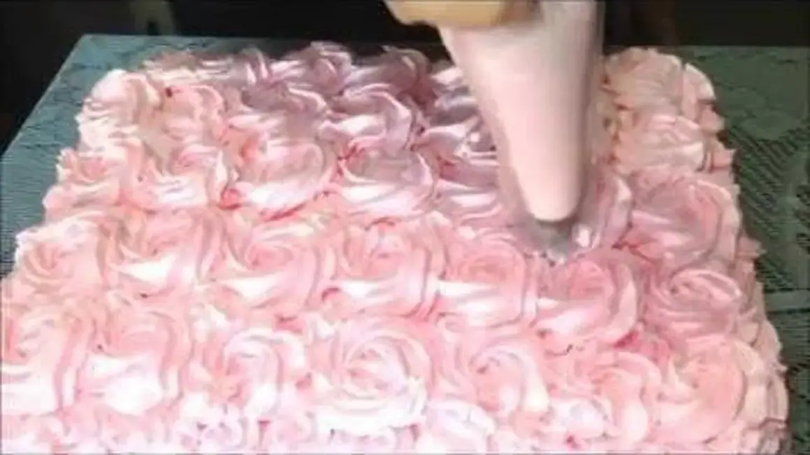 Receita de Decoração de Bolo Com Chantilly: Aprenda a Decorar Com Sabor e Estilo