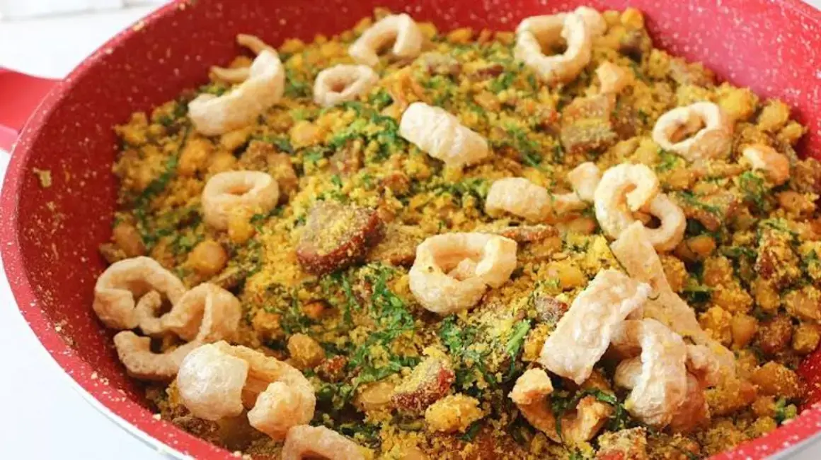 Receita de Feijão Tropeiro: Um Prato Tradicional Para Compartilhar em Família