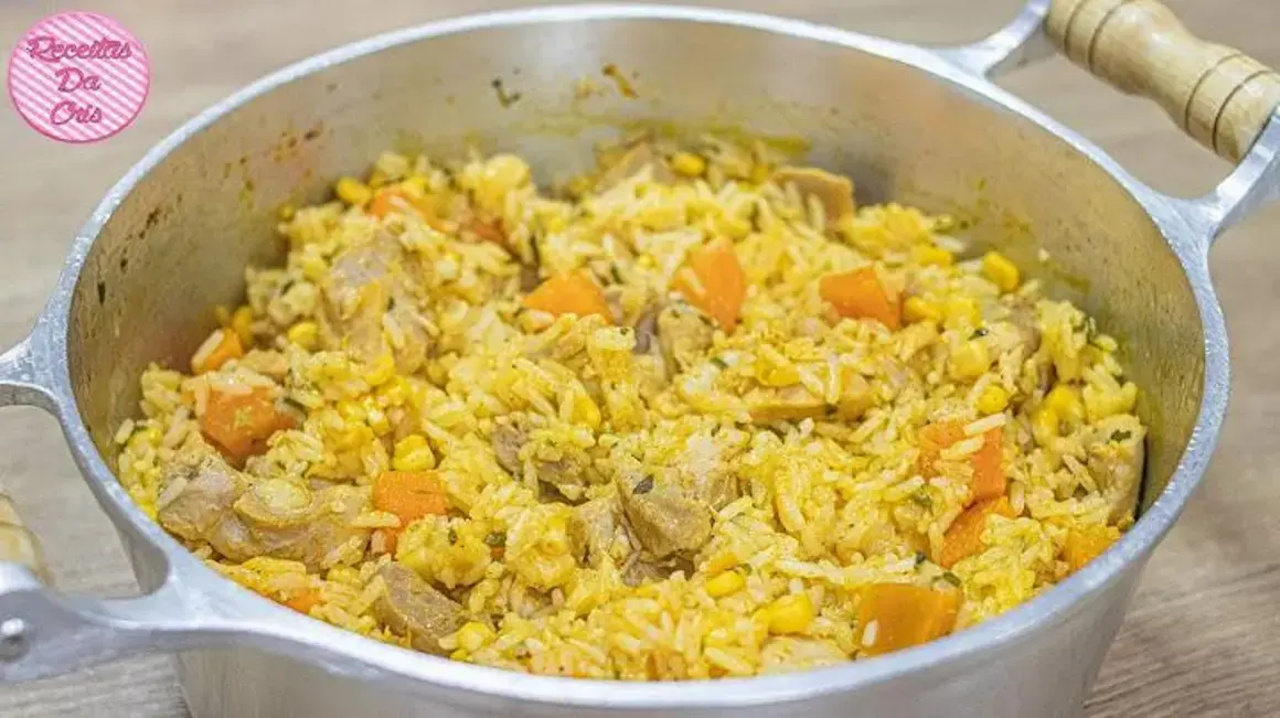 Receita de Galinhada com Arroz e Legumes em Uma Panela Só para Todos os Dias