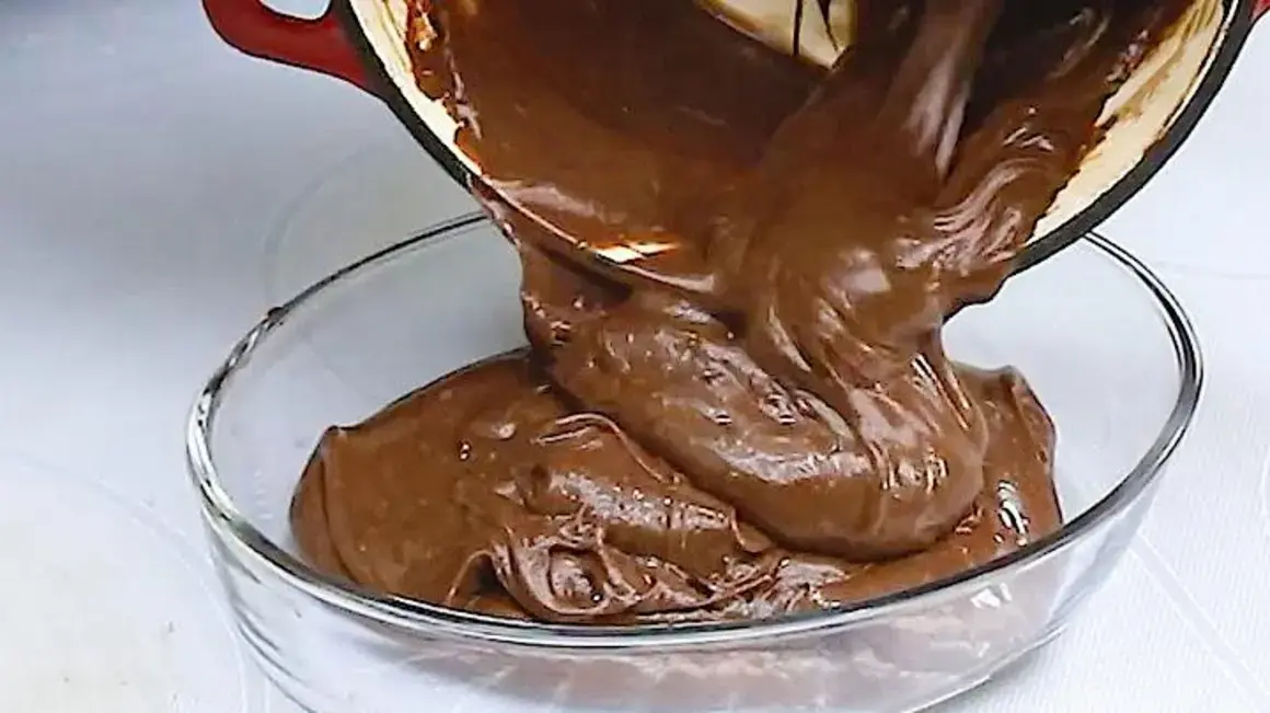 Receita de Ganache de Chocolate: O Recheio e Cobertura Mais Gostoso do Mundo!