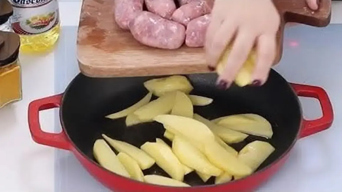 Receita de Linguiça com Batata Crua: Uma Forma Diferente de Saborear o Prato