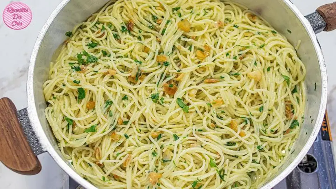 Receita de Macarrão Alho e Óleo Cremoso Perfeito para Um Almoço Delicioso e Rápido