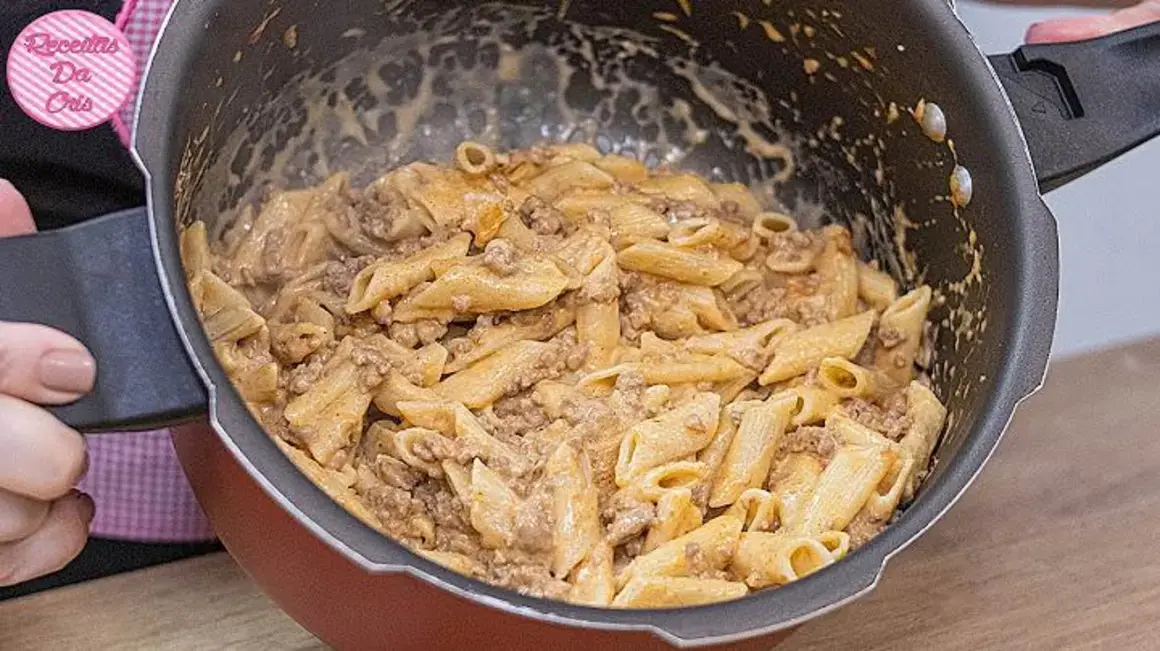 Receita de Macarrão Cremoso na Panela de Pressão com Carne Moída em 3 Minutos
