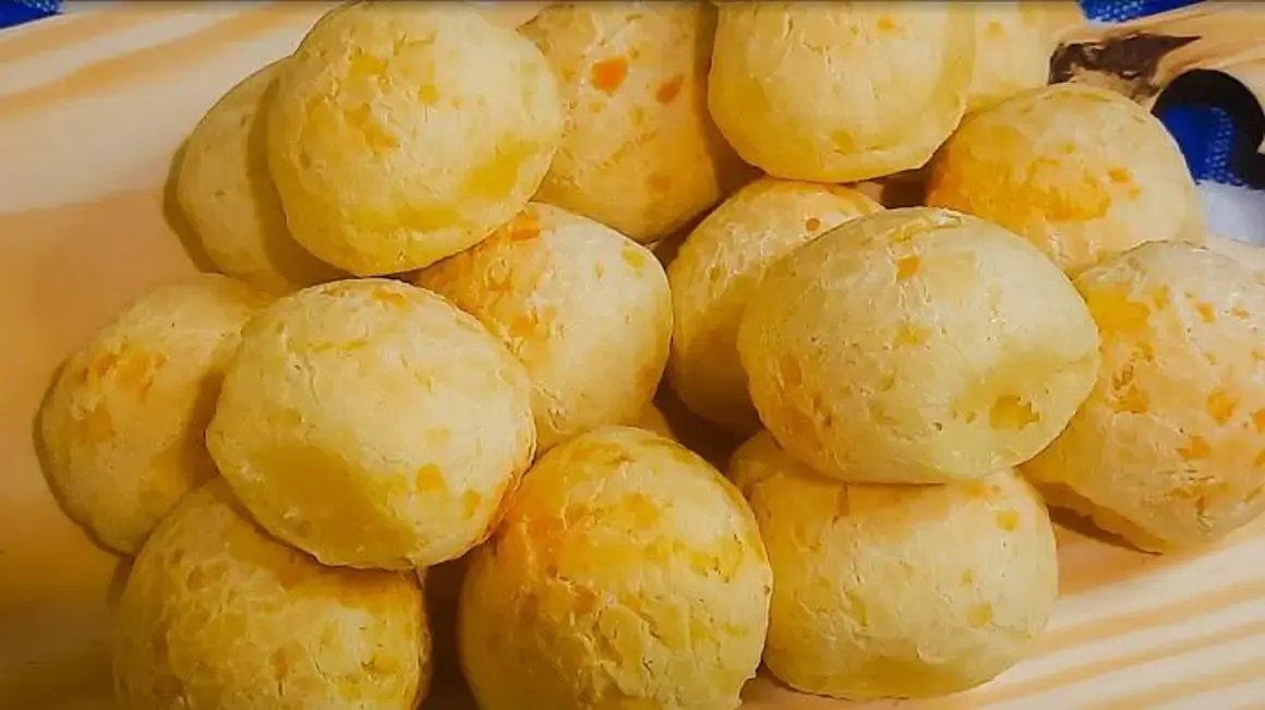 Receita de pão de queijo caseiro fácil e rápido para o seu lanche delicioso